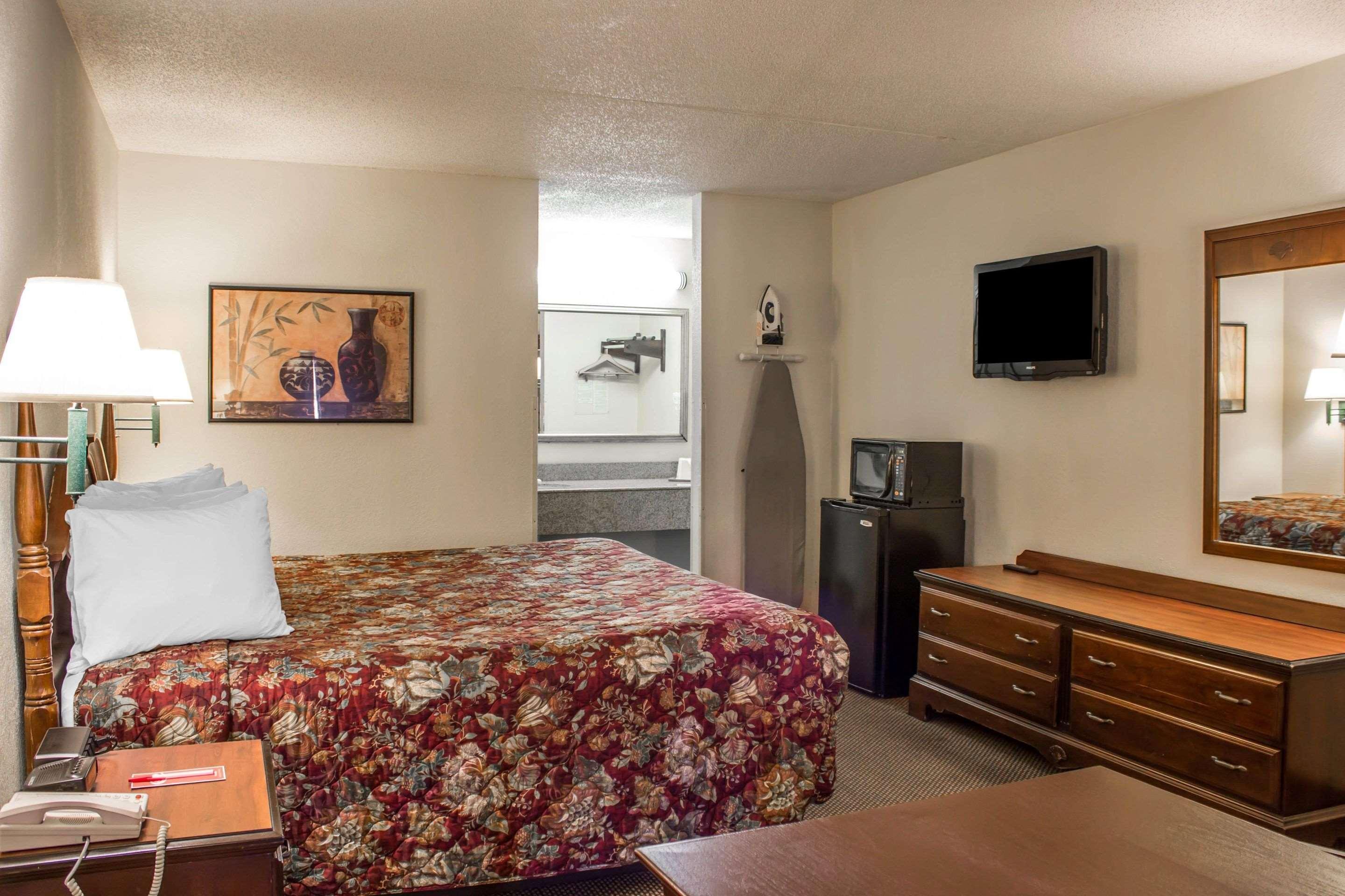Econo Lodge Fayetteville Exterior photo