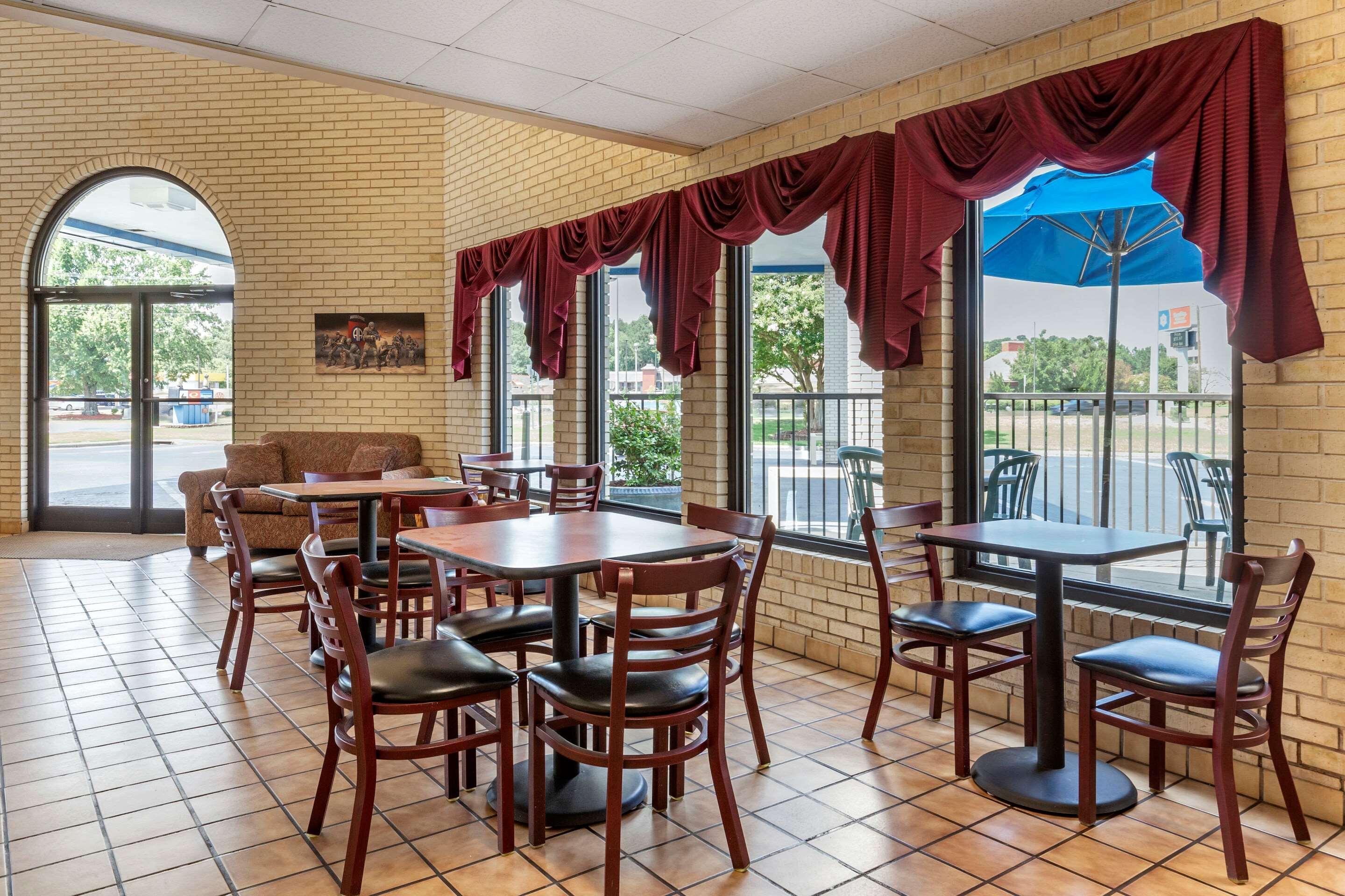 Econo Lodge Fayetteville Exterior photo